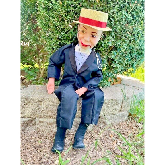 Charlie McCarthy Ventriloquist Doll, 2 Hats, Paperwork, Video & Cassette Vintage - Picture 1 of 15